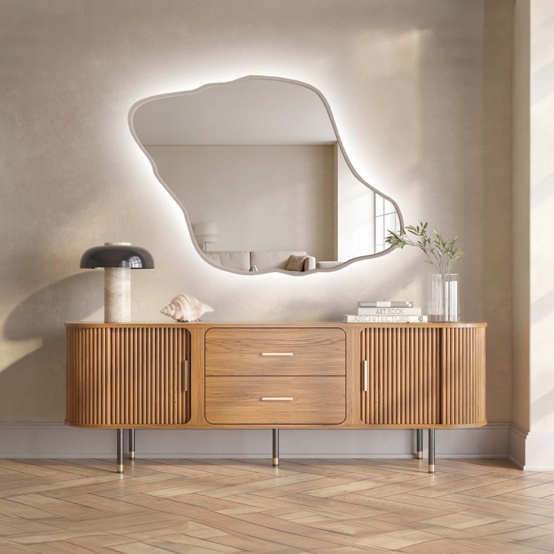 Spiegel met een organische vorm in een kasjmierkleurige MDF-lijst met verlichting - MARIS DUNE LED IN LIJST