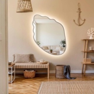 Spiegel met een organische vorm in een kasjmierkleurige MDF-lijst met verlichting - MARIS SHELL LED IN LIJST